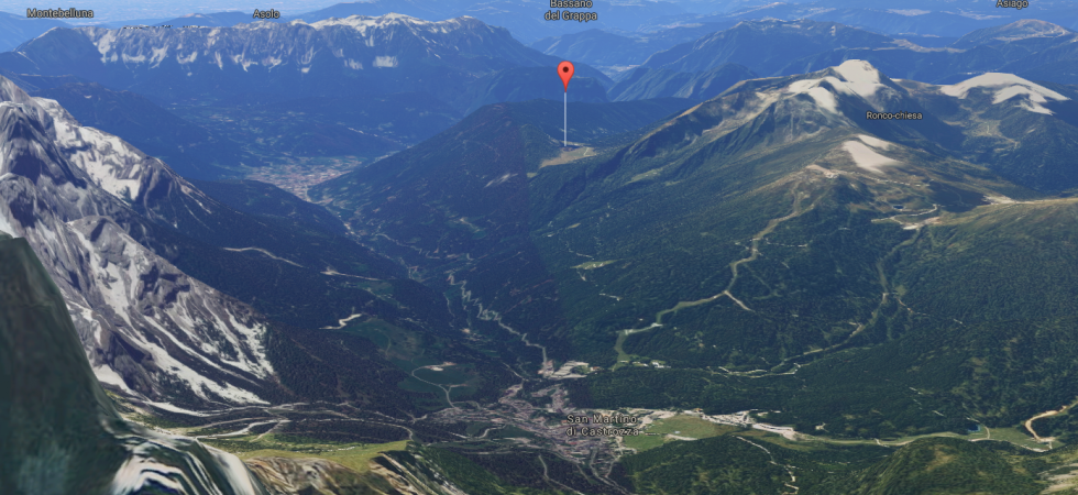 Il pallino rosso indica il Lago di Calaita, in primo piano San Martino di Castrozza